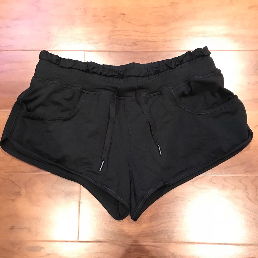 Lululemon lined shorts w pockets sz 4 brand new